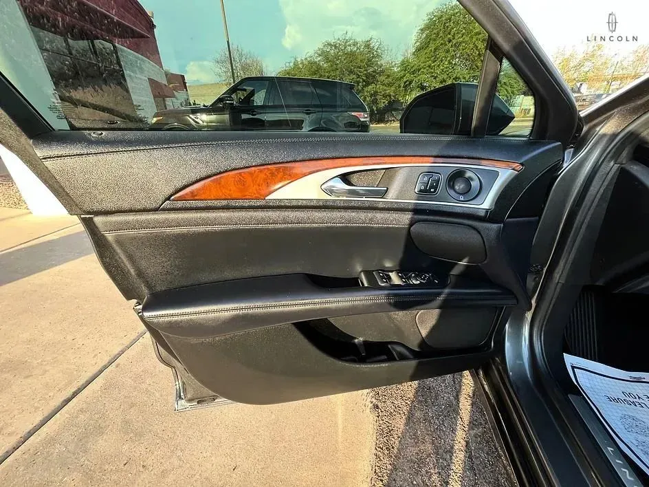 Lincoln MKZ photo 10