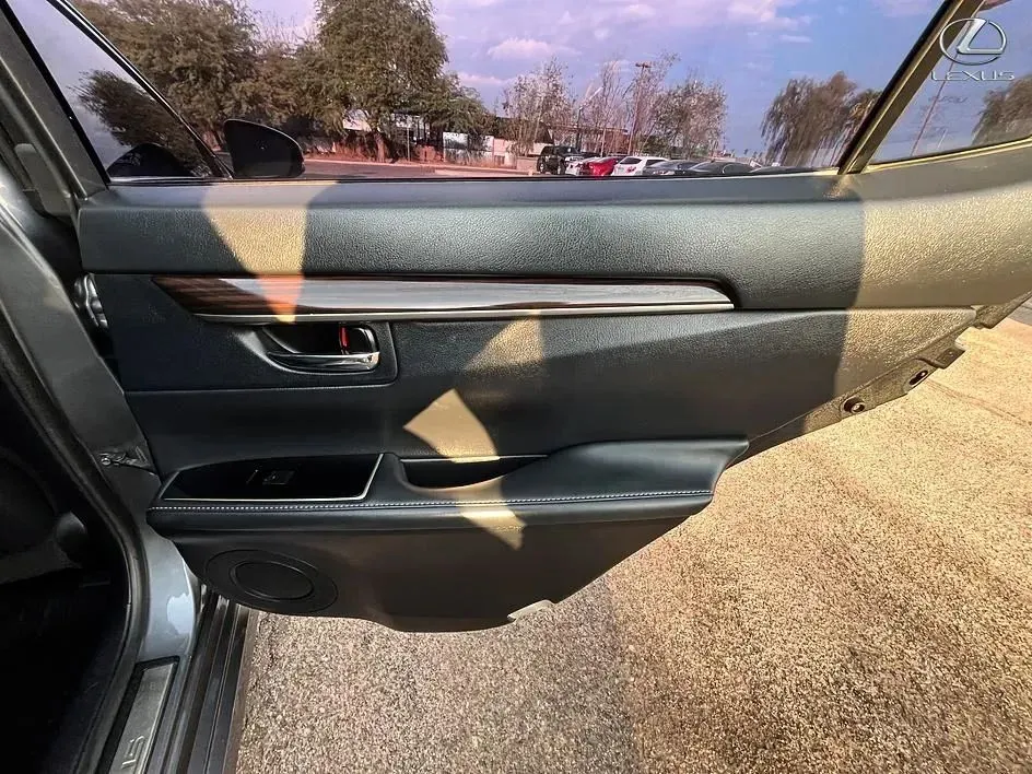 Lexus ES photo 16
