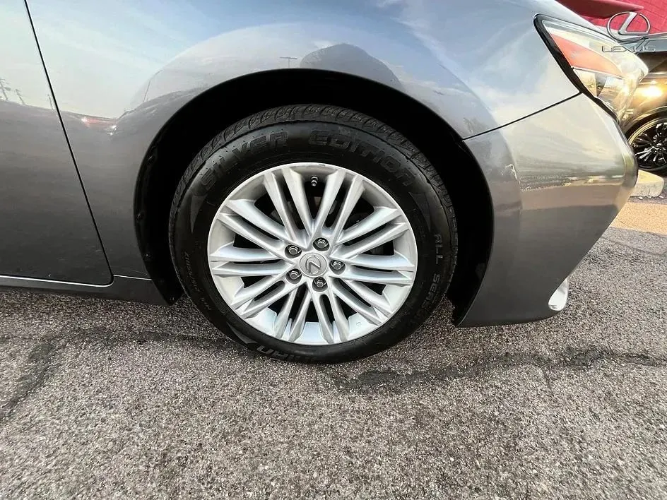Lexus ES photo 20