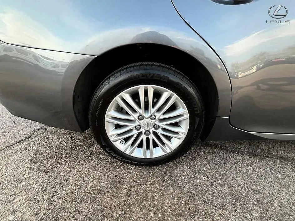 Lexus ES photo 19