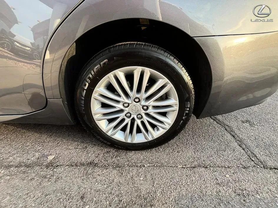 Lexus ES photo 18