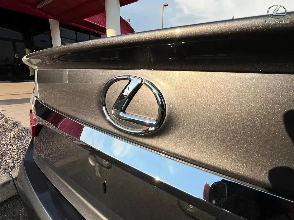 Lexus ES photo 22