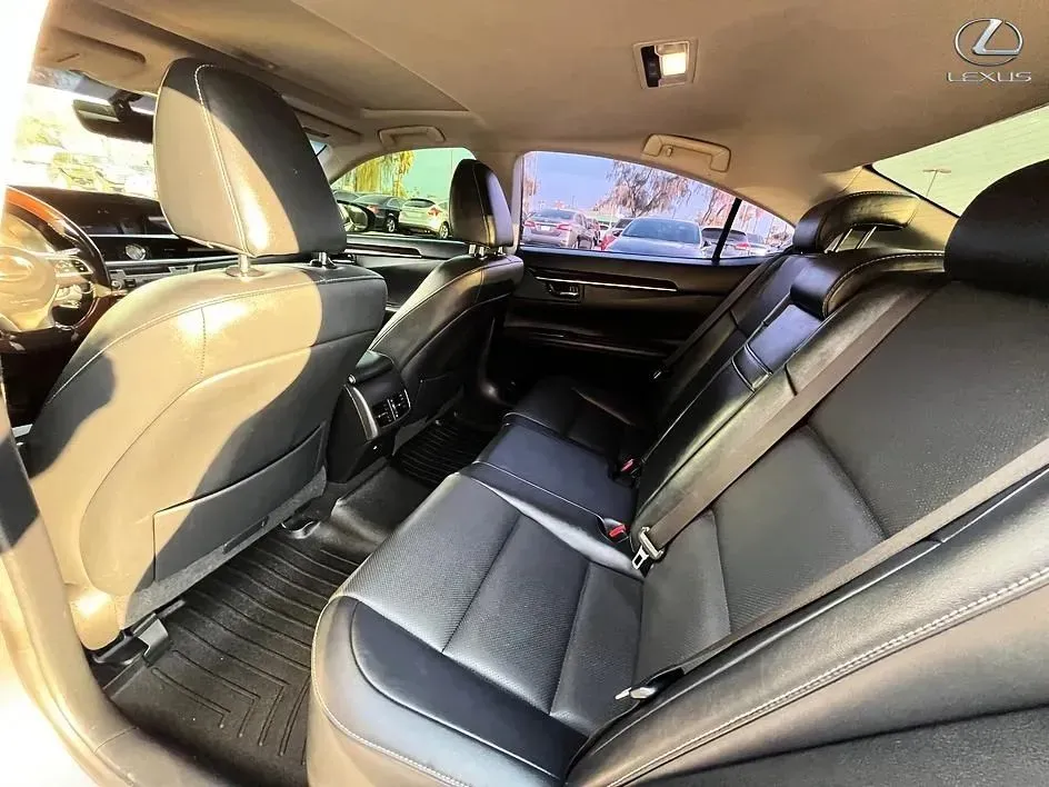 Lexus ES photo 11