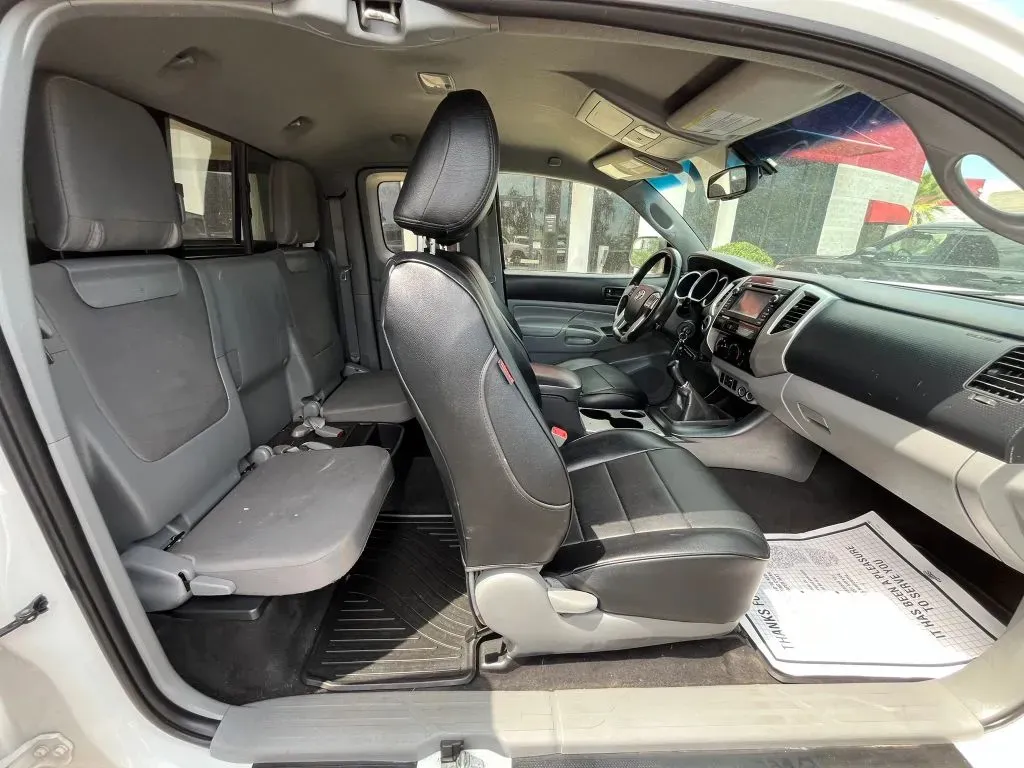 Toyota Tacoma photo 14