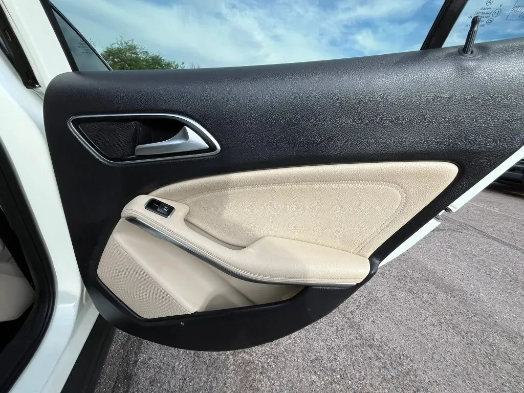 Mercedes-Benz GLA-Class photo 16