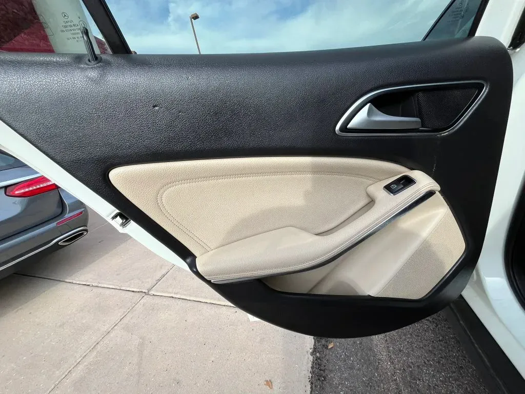 Mercedes-Benz GLA-Class photo 10