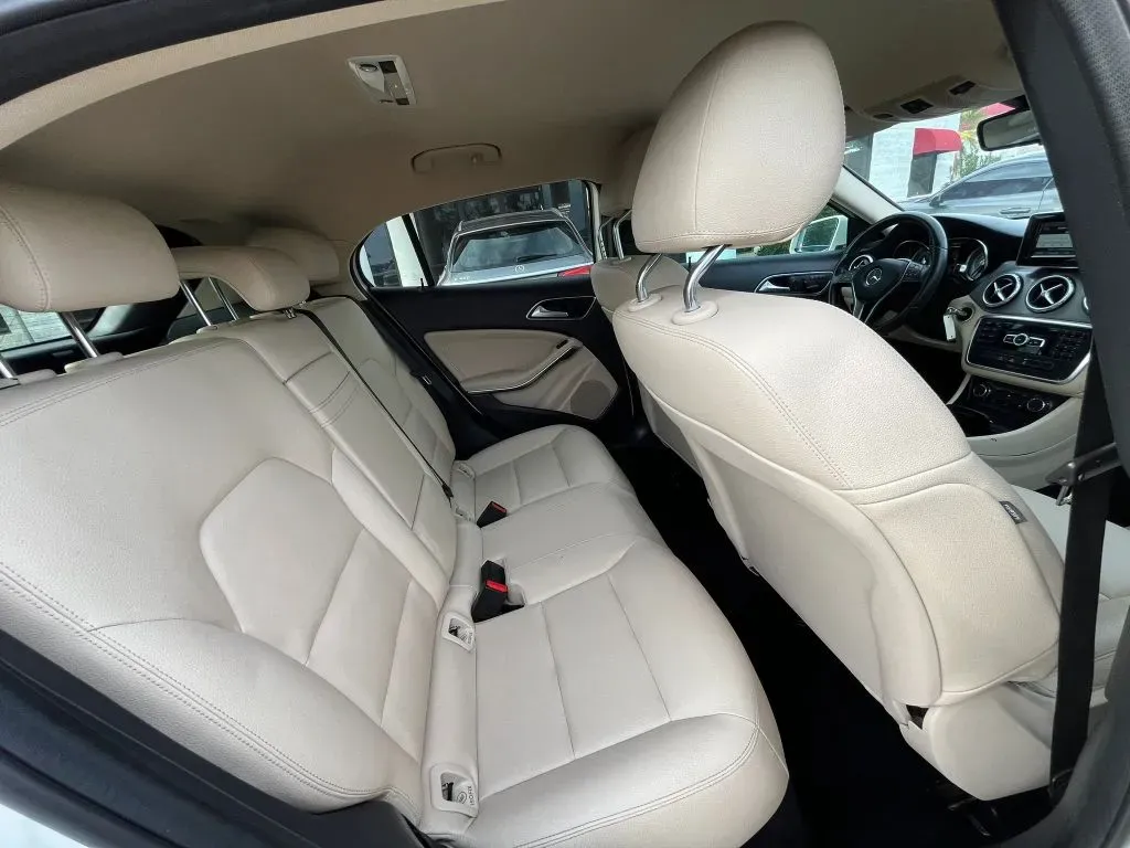 Mercedes-Benz GLA-Class photo 15