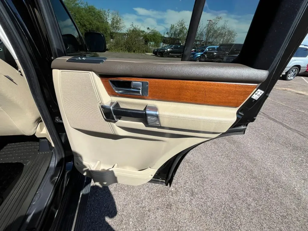 Land Rover LR4 photo 14