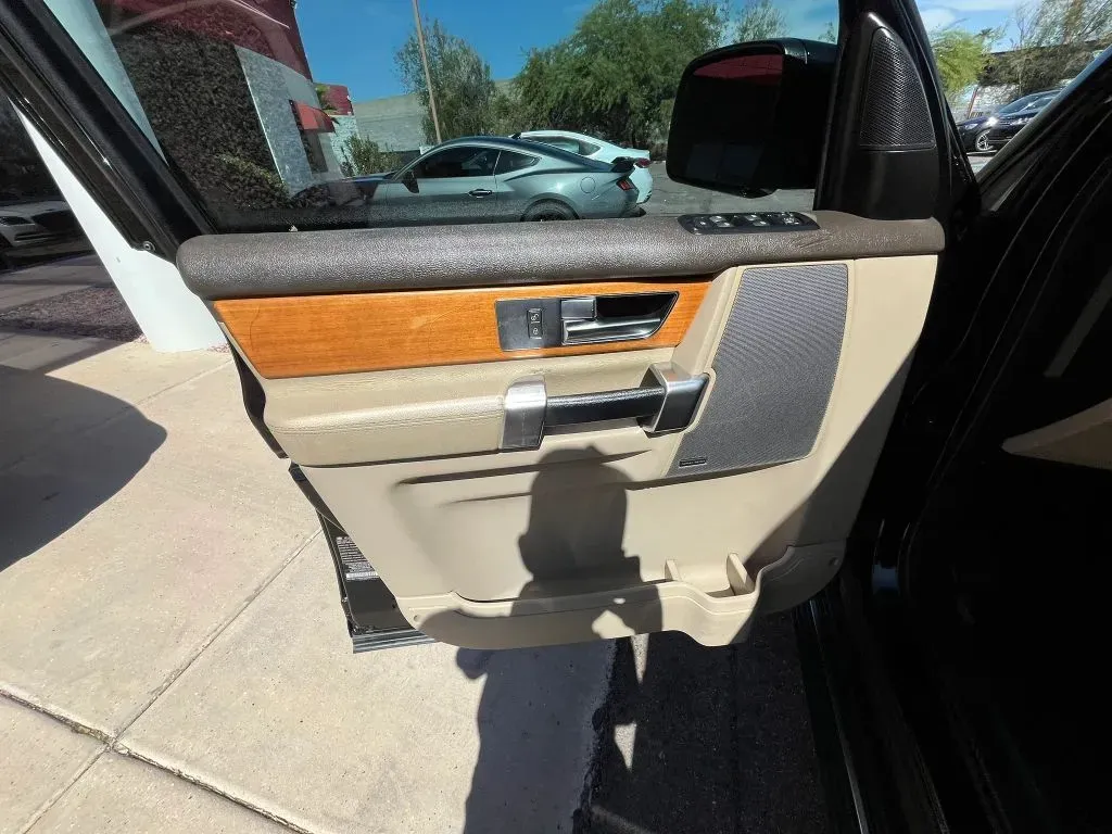 Land Rover LR4 photo 8