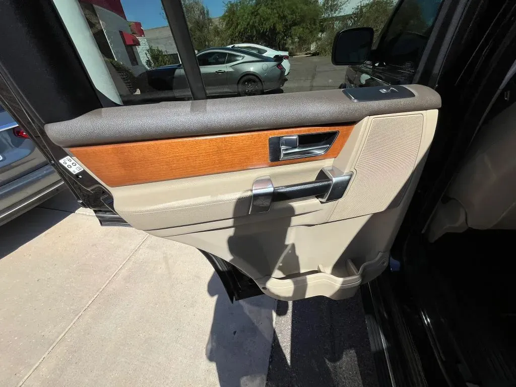 Land Rover LR4 photo 10