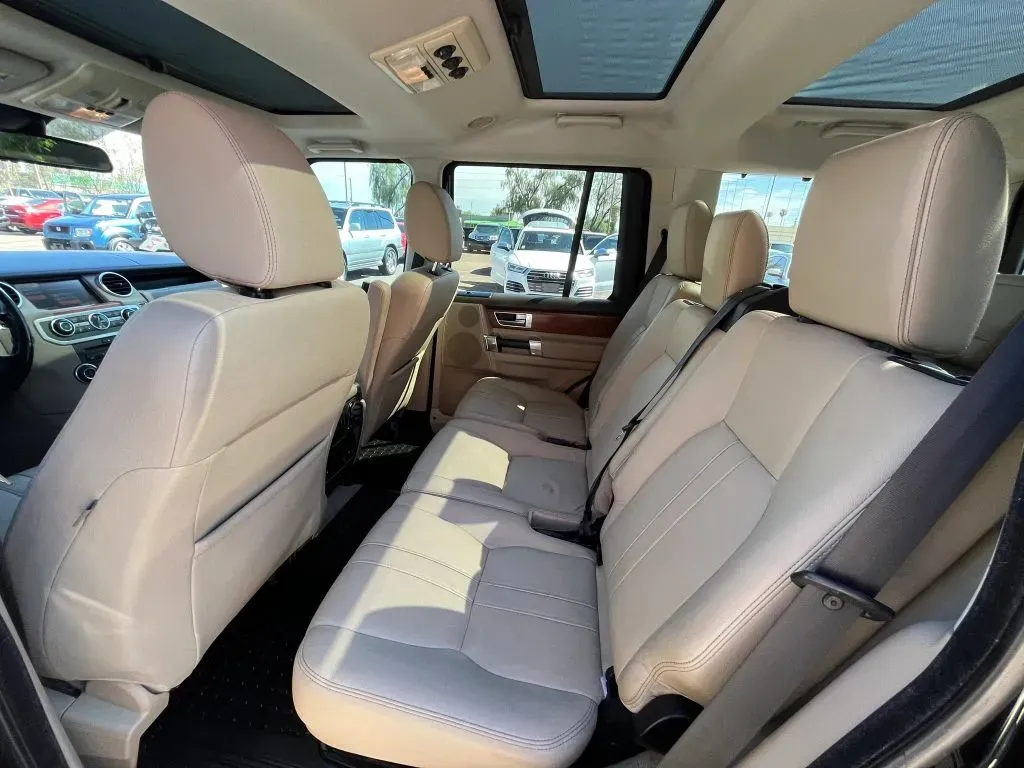 Land Rover LR4 photo 9