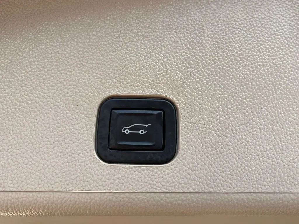 Cadillac SRX photo 12