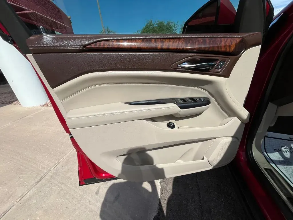 Cadillac SRX photo 8