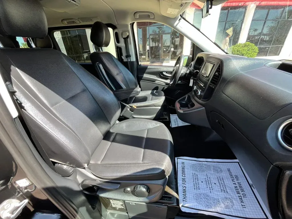 Mercedes-Benz Metris photo 11