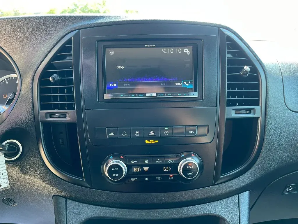 Mercedes-Benz Metris photo 16
