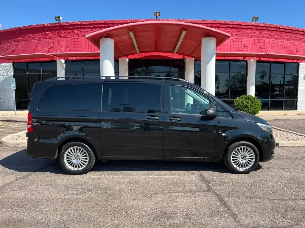 Mercedes-Benz Metris photo 2