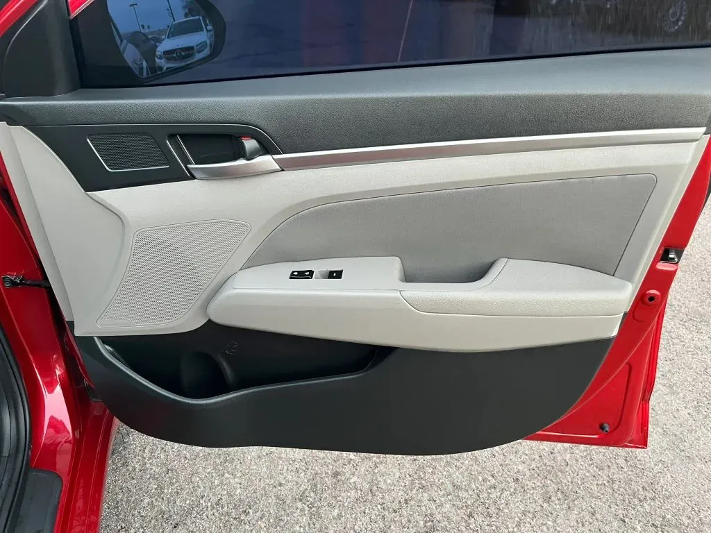 Hyundai Elantra photo 12