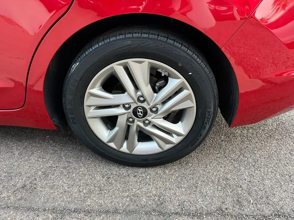 Hyundai Elantra photo 16
