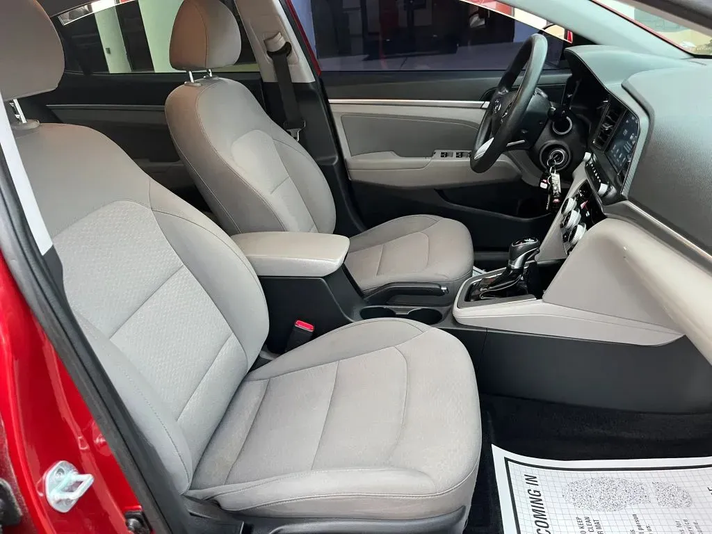 Hyundai Elantra photo 11
