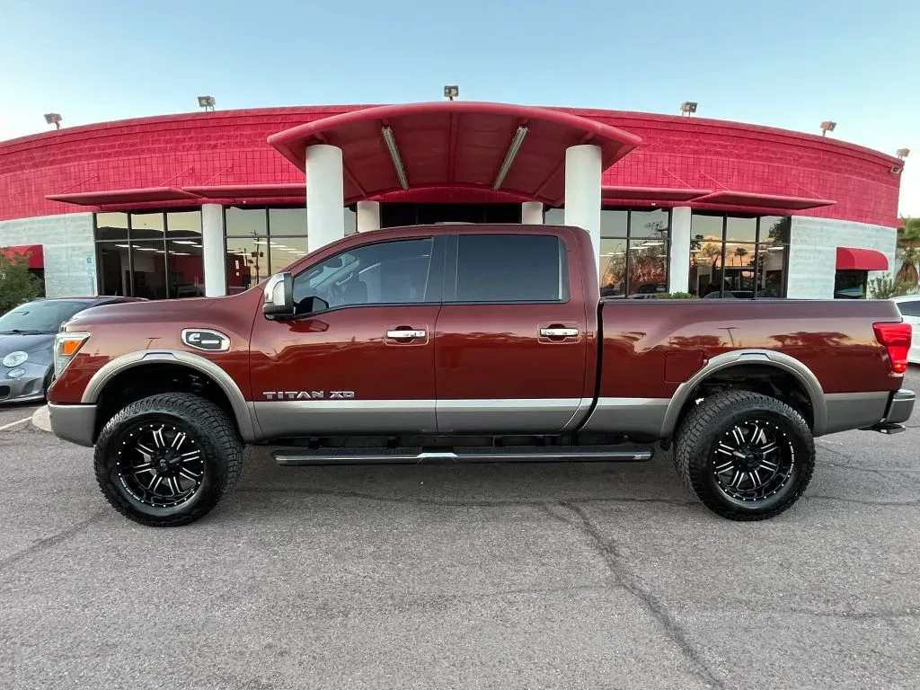Nissan Titan photo 2