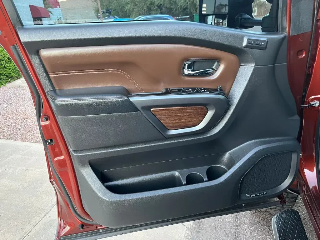 Nissan Titan photo 9