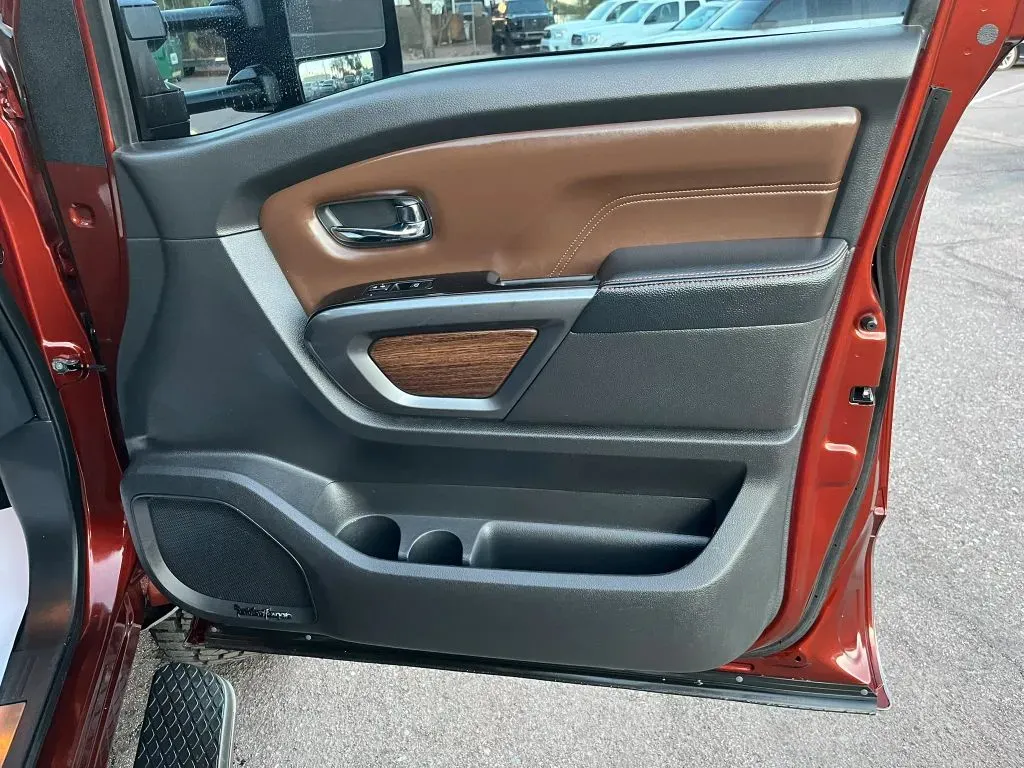 Nissan Titan photo 14