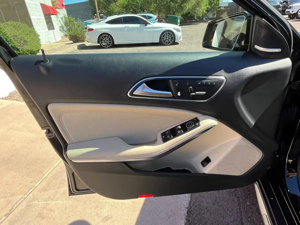 Mercedes-Benz GLA photo 8