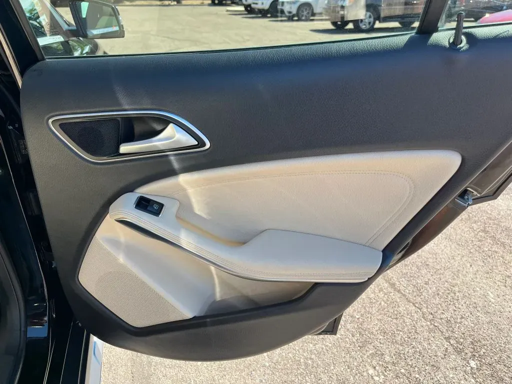 Mercedes-Benz GLA photo 17
