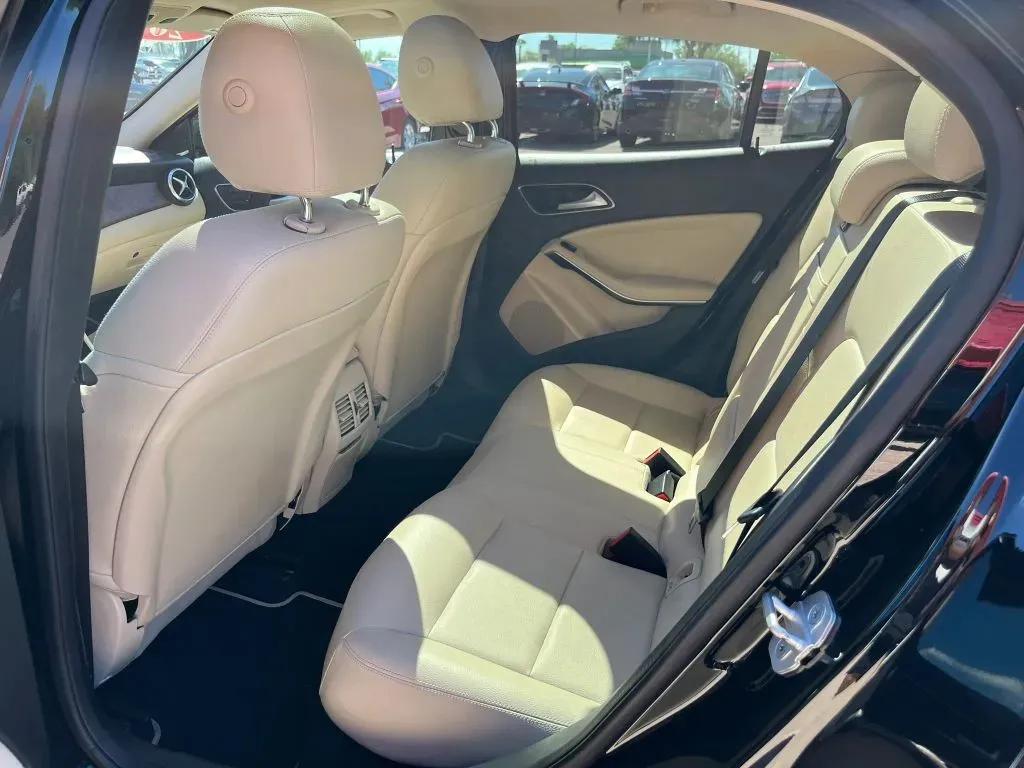 Mercedes-Benz GLA photo 9