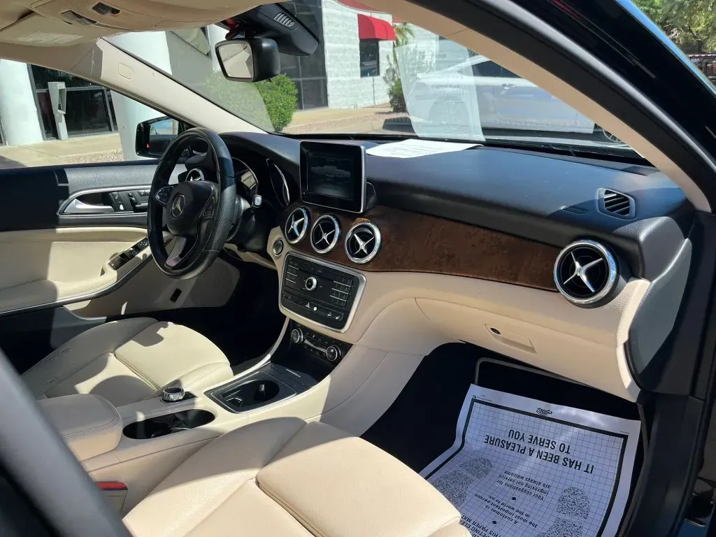 Mercedes-Benz GLA photo 14