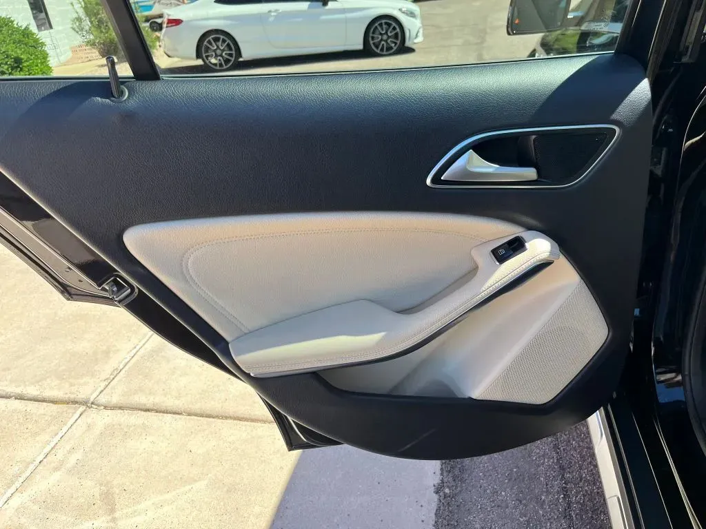 Mercedes-Benz GLA photo 10
