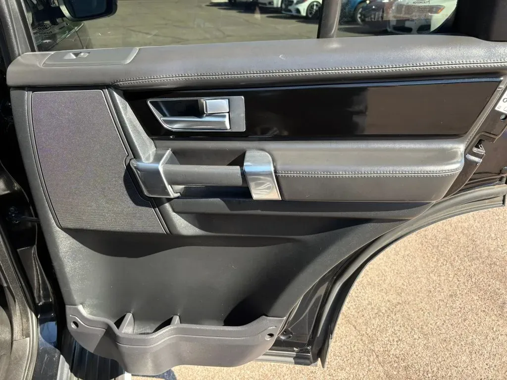 Land Rover LR4 photo 16