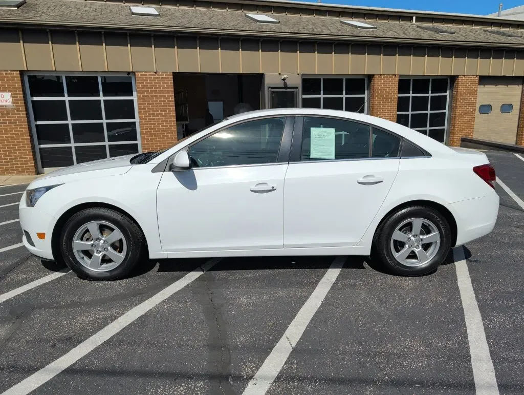 Chevrolet Cruze photo 2