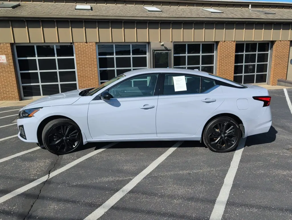 Nissan Altima photo 2