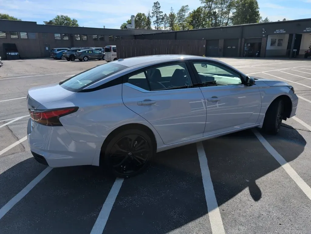 Nissan Altima photo 5
