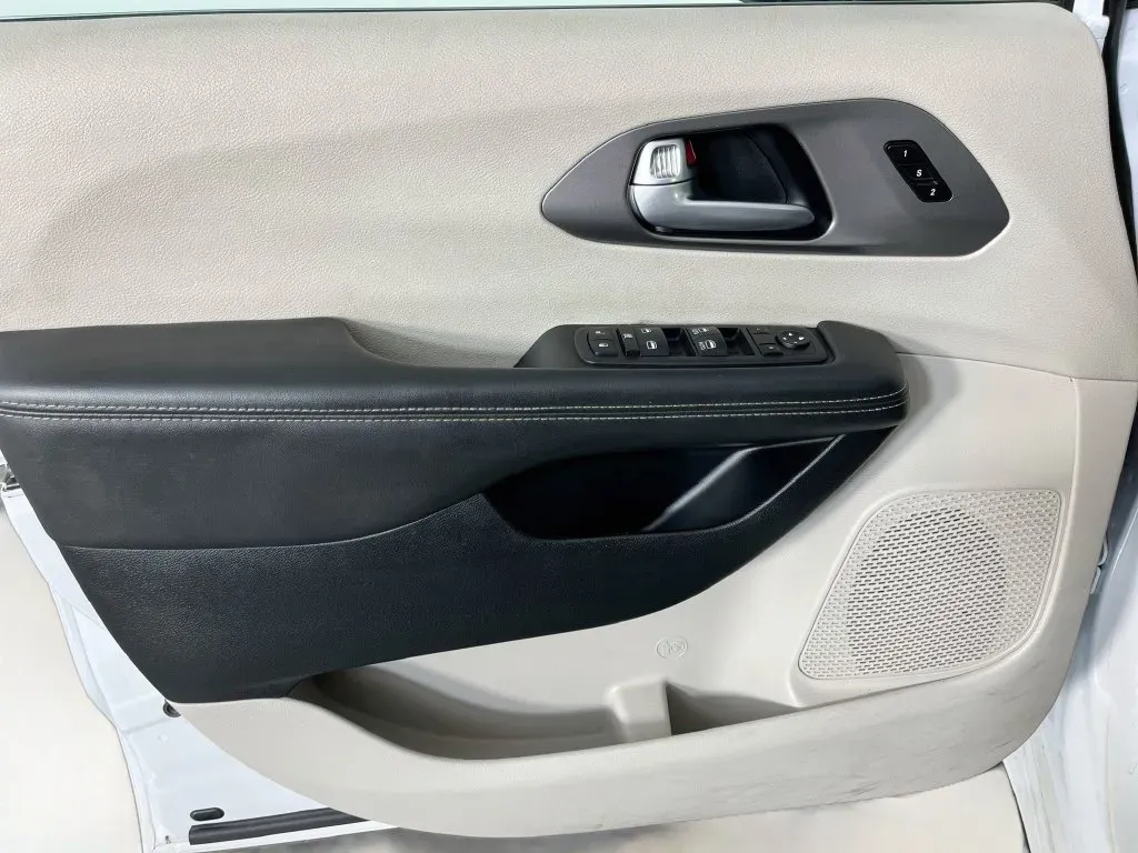 Chrysler Pacifica photo 21