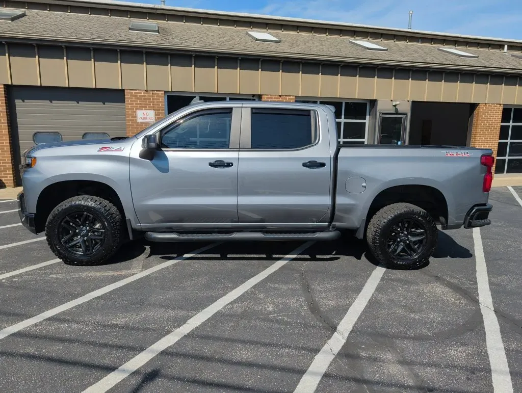 Chevrolet Silverado photo 2