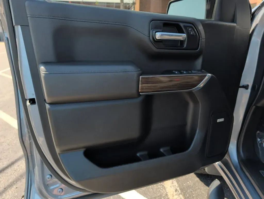 Chevrolet Silverado photo 14