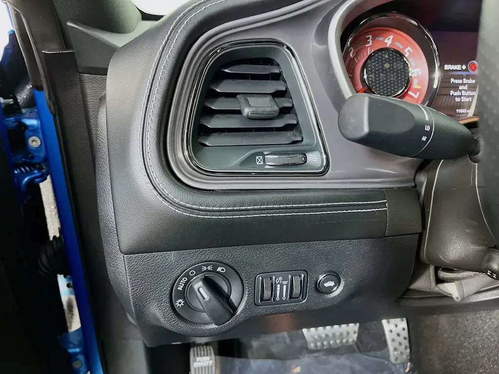 Dodge Challenger photo 11