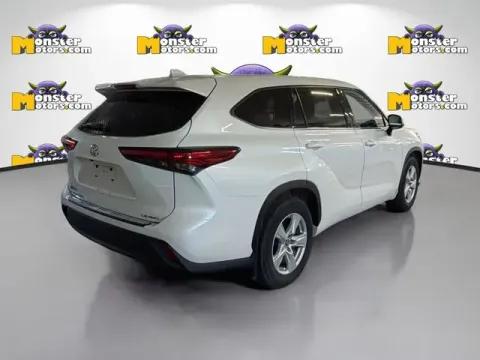More photos of 2020 Toyota Highlander LE at Monster Motors - Jackson, MI, MI