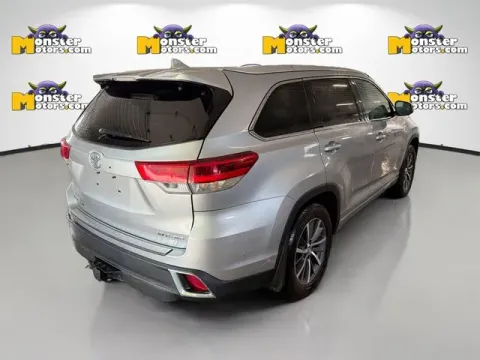More photos of 2017 Toyota Highlander XLE at Monster Motors - Jackson, MI, MI