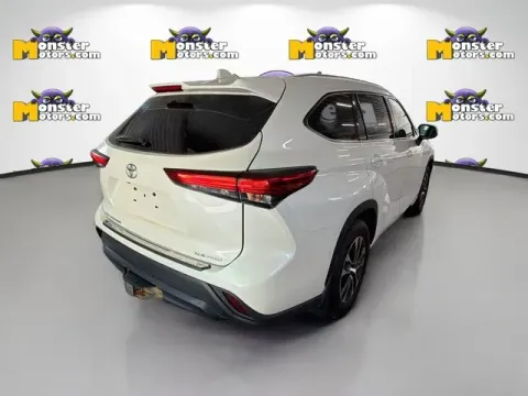 More photos of 2021 Toyota Highlander XLE at Monster Motors - Jackson, MI, MI