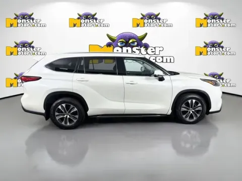More photos of 2020 Toyota Highlander XLE at Monster Motors - Jackson, MI, MI