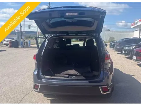 More photos of 2018 Toyota Highlander XLE at Monster Motors - Jackson, MI, MI