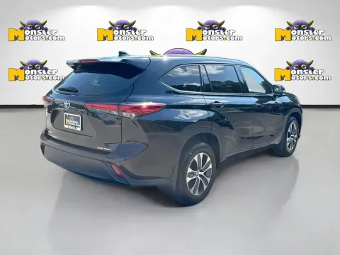 More photos of 2022 Toyota Highlander XLE at Monster Motors - Knoxville, TN, TN