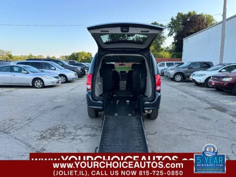 Gray 2013 Dodge Grand Caravan SXT for sale in Waukegan, IL