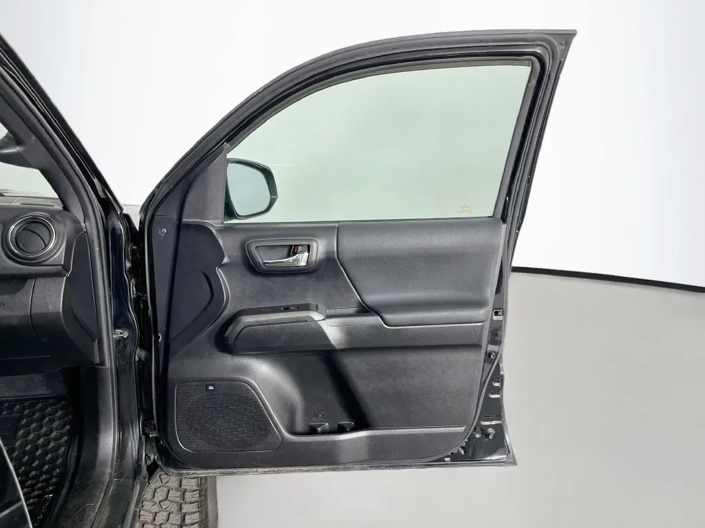 Toyota Tacoma photo 30