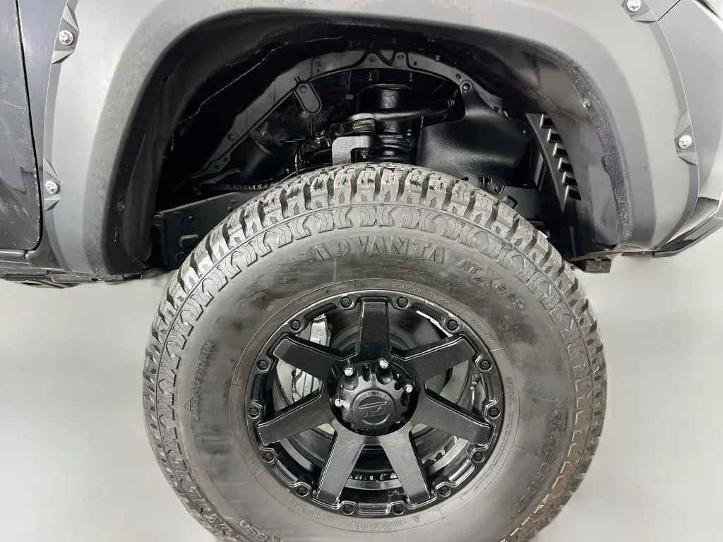 Toyota Tacoma photo 32