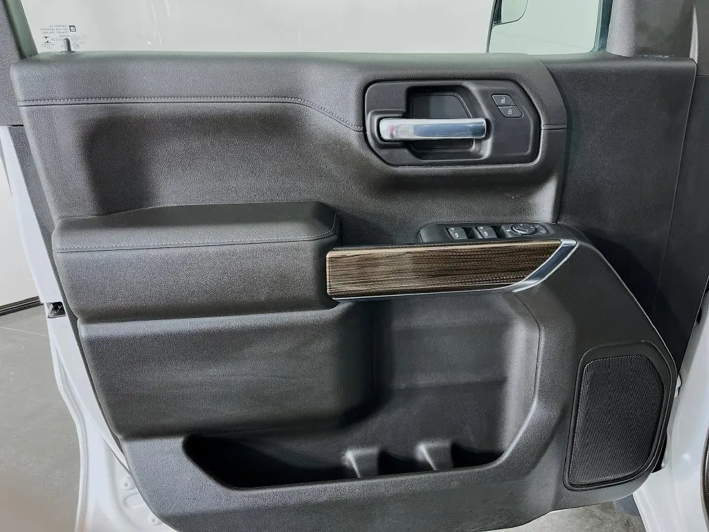Chevrolet Silverado photo 23