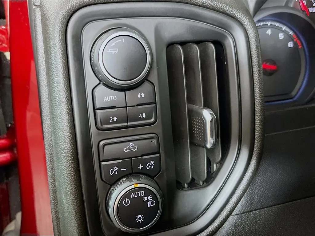Chevrolet Silverado photo 11